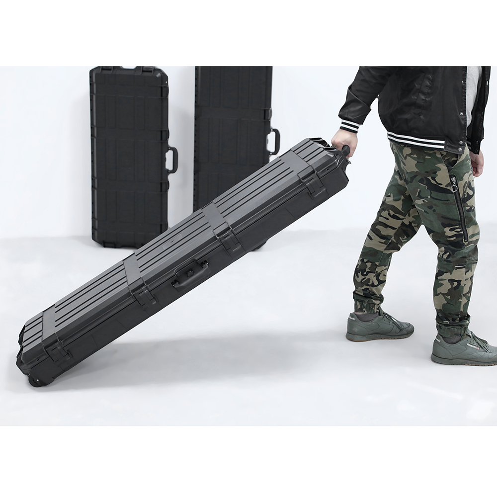Protectora transportando una caja de armas largas con una tabla de tamaño de estuche de pistola